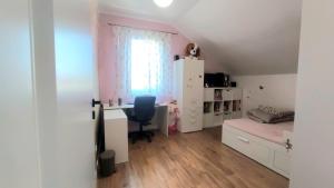 ein Schlafzimmer mit Schreibtisch, Bett und Fenster in der Unterkunft SIL House in Sîntandrei