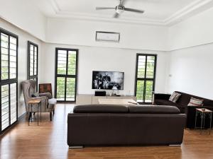 a living room with a couch and a table at Villa Mélaure in Abomey-Calavi