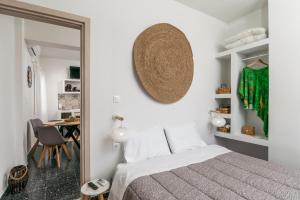 a bedroom with a bed and a mirror at Artemis Cozy Home in Péran Triovasálos
