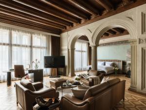 a large living room with a couch and chairs at The House 14 in Krakow