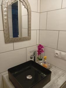 a black sink in a bathroom with a mirror at Mady in Villeneuve-sur-Lot