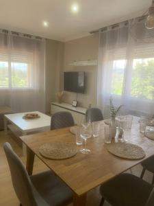 a dining room with a wooden table and chairs at Villa Lila - planta 1ª in Pontevedra