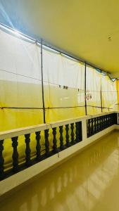 a gymnasium with a yellow and white volleyball court at Si' Casa in Mandrem