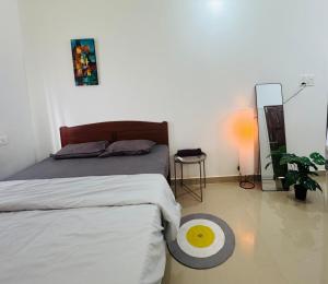 a bedroom with a bed and a mirror and a table at Si' Casa in Mandrem