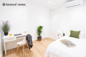 a white bedroom with a desk and a bed at Enorme apartamento con 4 baños in Santiago de Compostela +17 photos