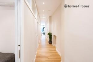 a hallway of a home with white walls and wood floors at Enorme apartamento con 4 baños in Santiago de Compostela