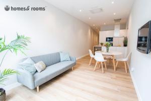 a living room with a couch and a table at Enorme apartamento con 4 baños in Santiago de Compostela