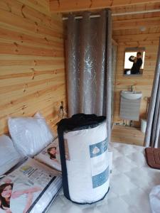 a room with a tub and a sink in a cabin at Douglas in Saint-Racho
