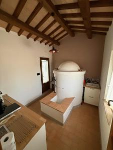 a room with a kitchen with wooden ceilings at Il Casale del Tiglio in Monteleone dʼOrvieto