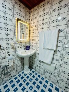 a bathroom with a sink and a mirror at Magnifique Appartement meublé de 2 chambres avec GROUPE ELECTROGENE et ASCENSEUR in Douala +19 photos