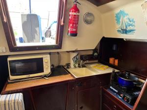a small kitchen with a microwave and a sink at Ulia in Arrecife