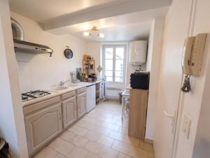 a small kitchen with a sink and a stove at Charmant studio au centre de Gréoux-les-Bains in Gréoux-les-Bains