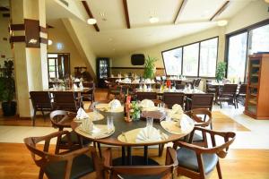 a dining room with tables and chairs in a restaurant at Hotel Trebjesa in Nikšić