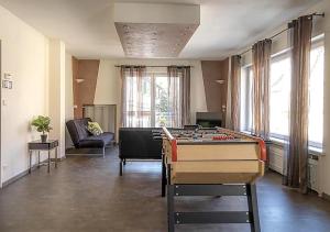 ein Wohnzimmer mit einer Tischtennisplatte in der Unterkunft Nouveau - L'Entre Nous - Europa Park in Huttenheim
