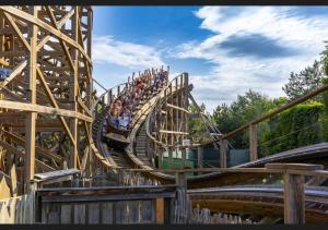 eine Gruppe von Menschen, die mit einer Achterbahn fahren in der Unterkunft Nouveau - L'Entre Nous - Europa Park in Huttenheim
