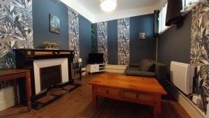 a living room with a couch and a fireplace at 50 nuances de couleurs in Arinthod