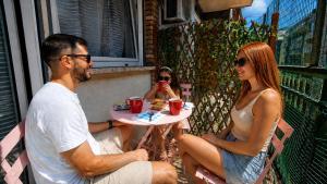 Ein Mann und eine Frau sitzen an einem Tisch in der Unterkunft Danielle B&B in Rom