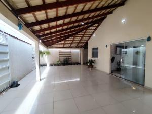 an empty room with a ceiling and a large hallway at Aluguel por Temporada Marabá - São Félix in Marabá