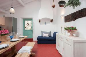 A seating area at White Jasmine Cottage Még 37 kép