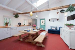 A kitchen or kitchenette at White Jasmine Cottage