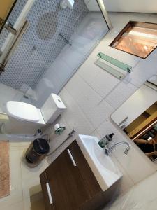 an overhead view of a bathroom with a sink and a toilet at Aluguel por Temporada Marabá - São Félix in Marabá