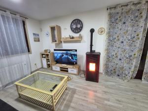 ein Wohnzimmer mit Fernseher und Glastisch in der Unterkunft Checoira in Ourense