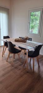 a table and chairs in a room with a window at Kattyjaus in San Carlos de Bariloche +4 photos