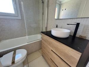a bathroom with a sink and a toilet and a tub at Apartamento en Olivanova in Casas Devesa +10 photos