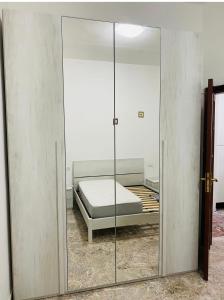 a mirror in a room with a bed and a mattress at Casa palli in Camerota