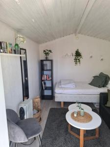 a small room with a bed and a table at Gäststugan in Alingsås