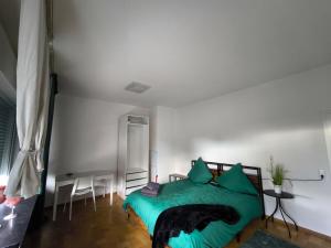 a bedroom with a green bed in a room at FEWO Leonie 3 Schlafzimmer Apartment in Hückeswagen