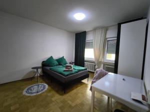 a living room with a couch and a table at FEWO Leonie 3 Schlafzimmer Apartment in Hückeswagen