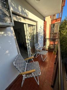 two chairs sitting on a patio with a balcony at La Pausa Misiones in Posadas