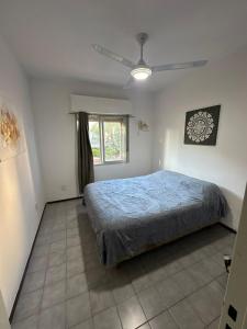 a bedroom with a bed and a window at La Pausa Misiones in Posadas