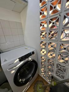 a washing machine in a bathroom with a wine rack at La Pausa Misiones in Posadas