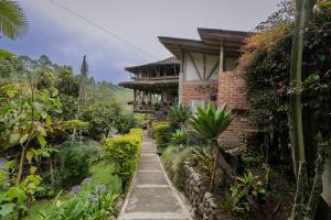 a house with a garden in front of it at Hotel Vísperas in Santa Rosa de Cabal