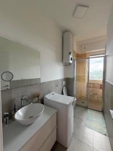 a bathroom with a sink and a washing machine at STANZA matrimoniale metro M5 - Bignami, Carroponte in Sesto San Giovanni +5 photos