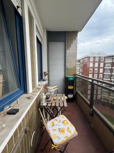 a balcony with a table and chairs on a balcony at STANZA matrimoniale metro M5 - Bignami, Carroponte in Sesto San Giovanni