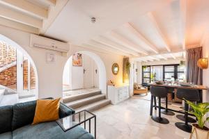 a living room with a couch and a table at Casa Merlin Capistrano playa in Nerja