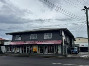 ein Laden an der Ecke einer Straße in der Unterkunft Talofa Inn in Apia