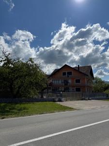 a house on the side of a road at Zdravo Homolje in Petrovac na Mlavi