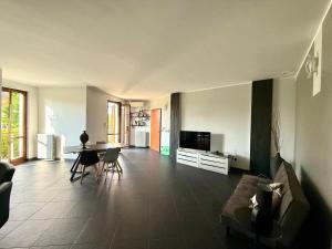 a living room with a couch and a table at Ca Rene in Savigliano