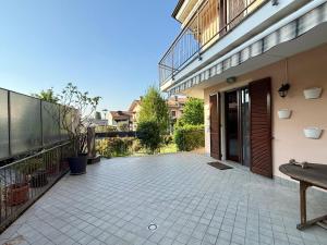 a patio with a wooden bench on the side of a building at Ca Rene in Savigliano