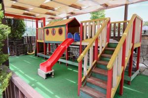 ein Spielplatz mit Rutsche und Treppe auf einer Terrasse in der Unterkunft Max Kriti Hotel in Shëngjin