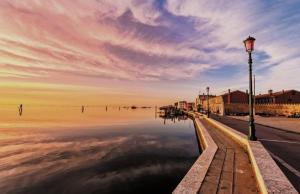a view of the ocean with a street light and the water at Casa Arianna in Pellestrina