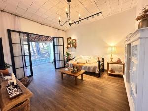a living room with a bed and a table at Casinha da Serra in Rio Acima