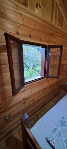 a room with a window in a log cabin at TreeHouse in Bar