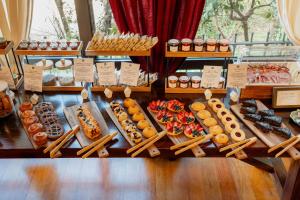 a display case with many different types of food at Le Case Resort in Macerata