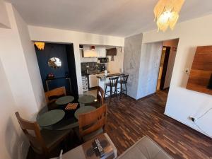 a living room and kitchen with a table and chairs at Apartamento no lugar mais icônico -Edifício Tijucas- XV de Novembro in Curitiba
