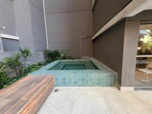 a swimming pool in the side of a building at 07 La Limeña Estúdio completo perto do consulado in São Paulo